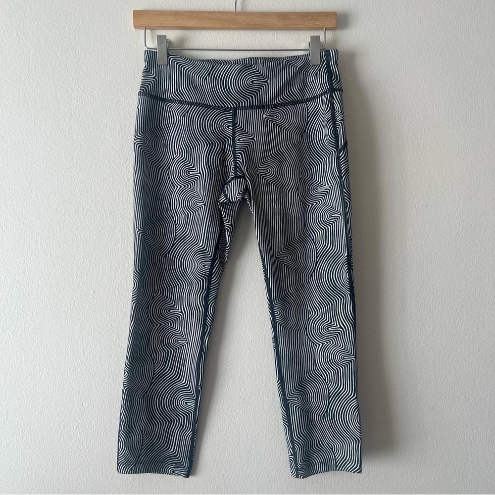 Nike DRI-FIT Sz M Womens Black White Maze Print Running Crop Leggings
